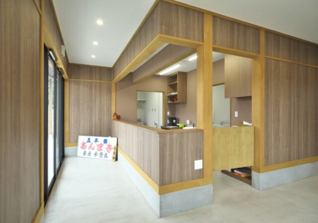 和モダンで落ち着きのある店舗併設の家