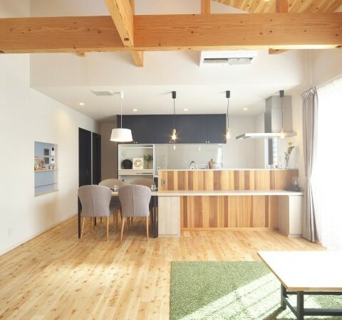 木の温かみを感じられる平屋の家
