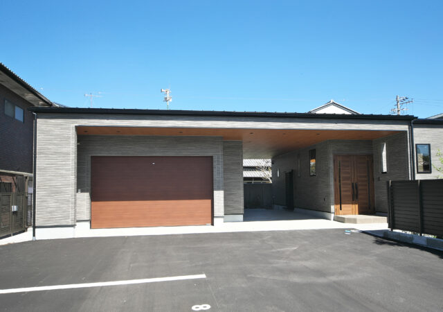 デザイン性と機能性を兼ね備えたガレージ空間